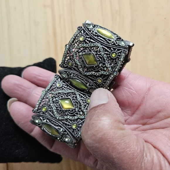 Premier Designs Victorian-style Filigree with Peridot Stretch Bracelet - Picture 3 of 9